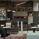 Moxy 4*