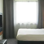 Moxy 4*