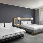 Moxy 4*