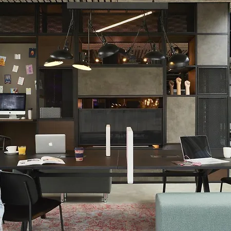 Moxy 4*