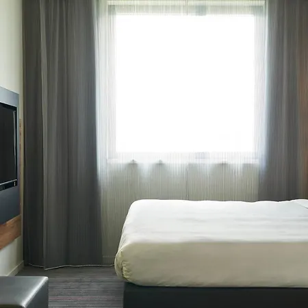 Moxy 4*