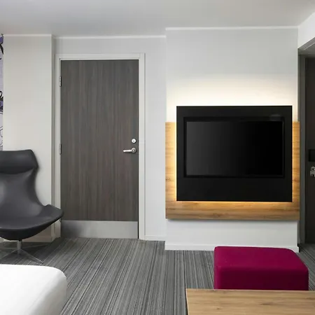 Moxy 4*