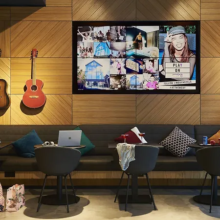 Moxy 4*