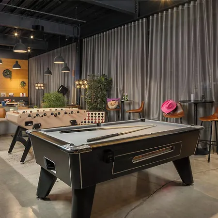 Отель Moxy 4*